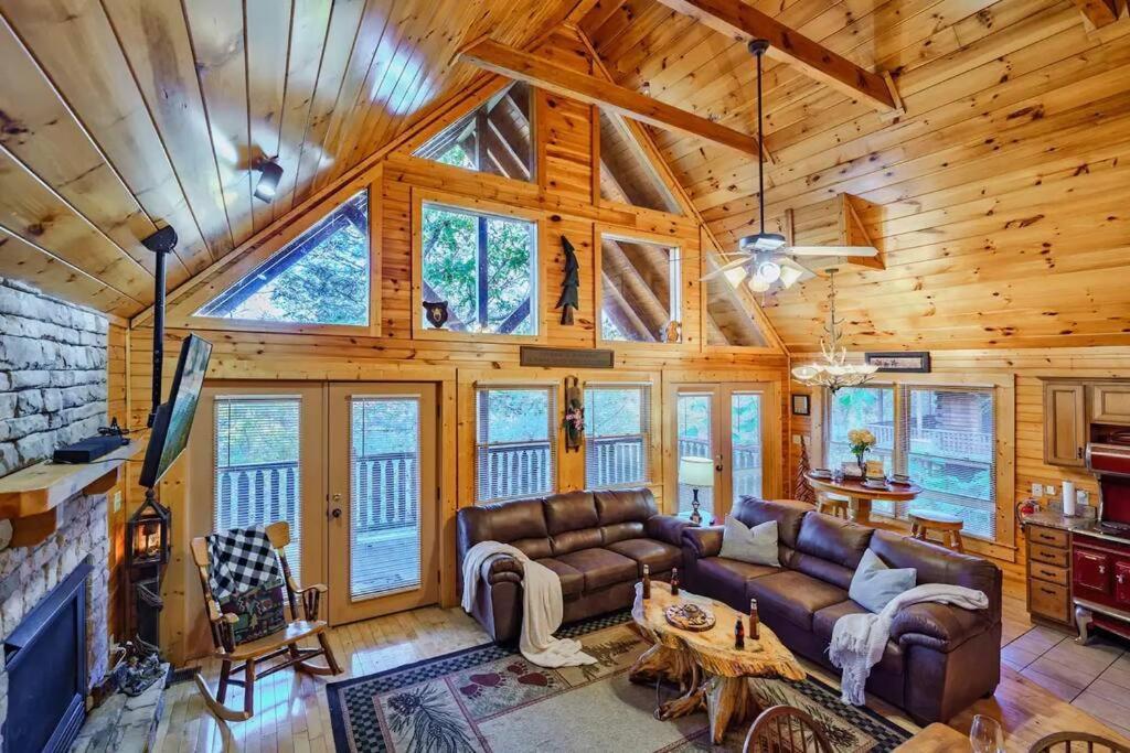 Stunning Mountain Cabin W Hot Tub ガトリンバーグ エクステリア 写真