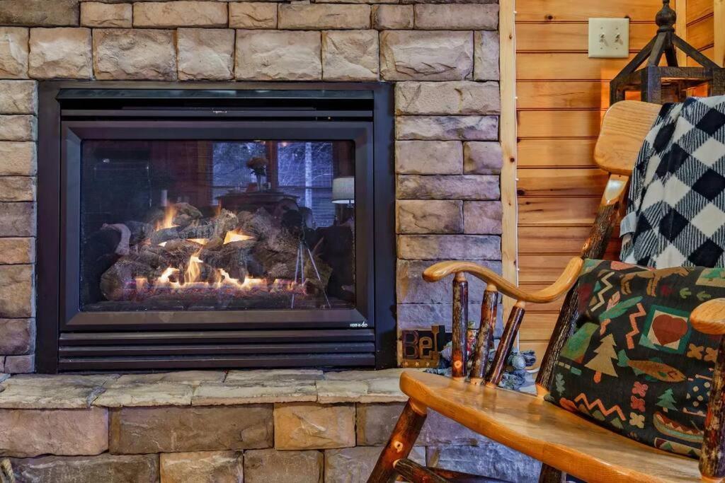 Stunning Mountain Cabin W Hot Tub ガトリンバーグ エクステリア 写真