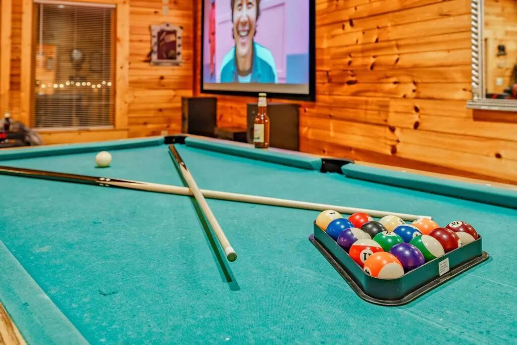 Stunning Mountain Cabin W Hot Tub ガトリンバーグ エクステリア 写真