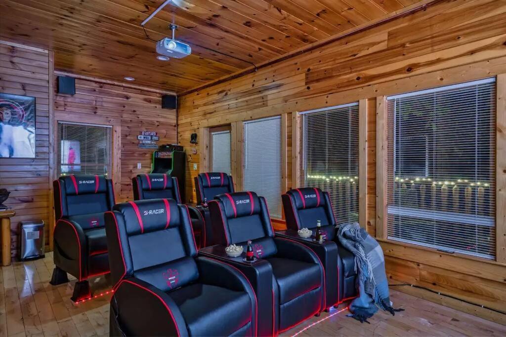 Stunning Mountain Cabin W Hot Tub ガトリンバーグ エクステリア 写真