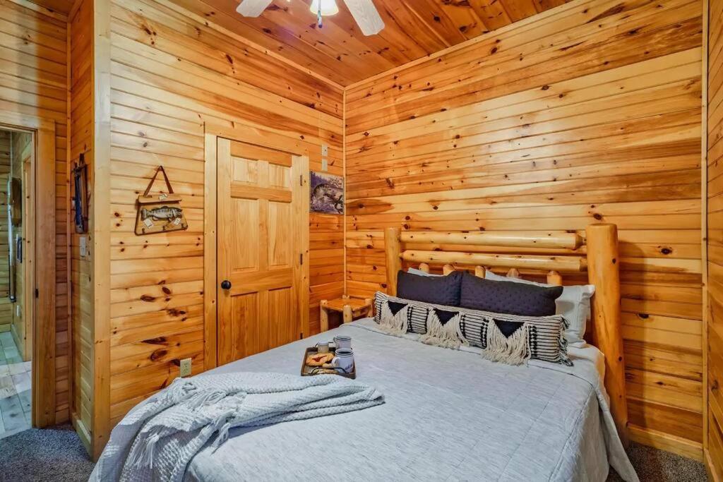 Stunning Mountain Cabin W Hot Tub ガトリンバーグ エクステリア 写真