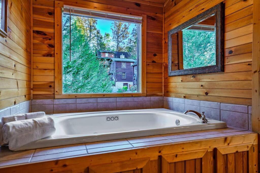 Stunning Mountain Cabin W Hot Tub ガトリンバーグ エクステリア 写真