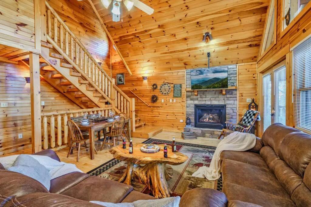Stunning Mountain Cabin W Hot Tub ガトリンバーグ エクステリア 写真