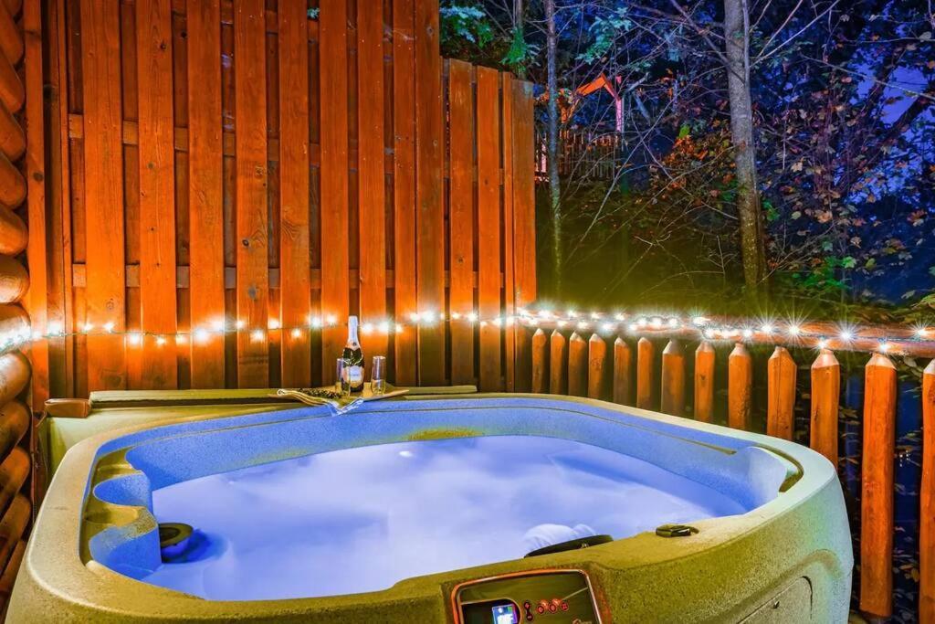 Stunning Mountain Cabin W Hot Tub ガトリンバーグ エクステリア 写真