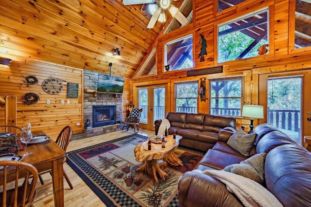 Stunning Mountain Cabin W Hot Tub ガトリンバーグ エクステリア 写真