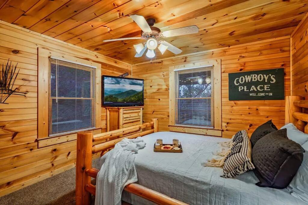 Stunning Mountain Cabin W Hot Tub ガトリンバーグ エクステリア 写真