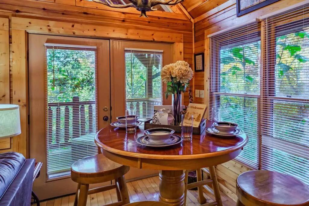 Stunning Mountain Cabin W Hot Tub ガトリンバーグ エクステリア 写真