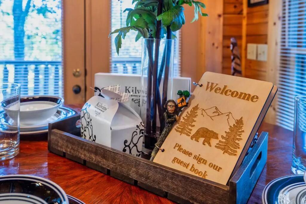 Stunning Mountain Cabin W Hot Tub ガトリンバーグ エクステリア 写真