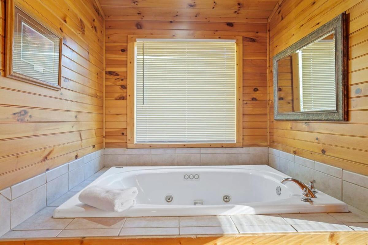 Stunning Mountain Cabin W Hot Tub ガトリンバーグ エクステリア 写真