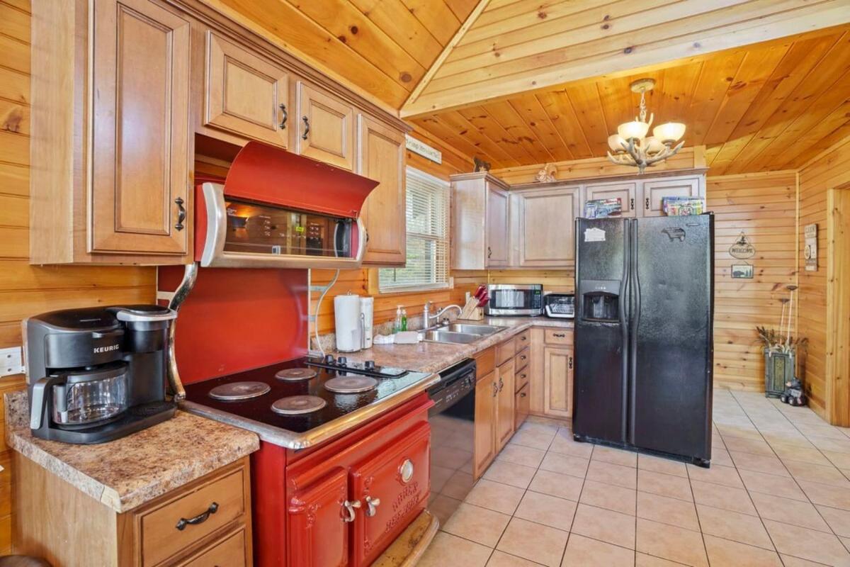 Stunning Mountain Cabin W Hot Tub ガトリンバーグ エクステリア 写真