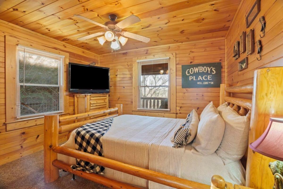 Stunning Mountain Cabin W Hot Tub ガトリンバーグ エクステリア 写真