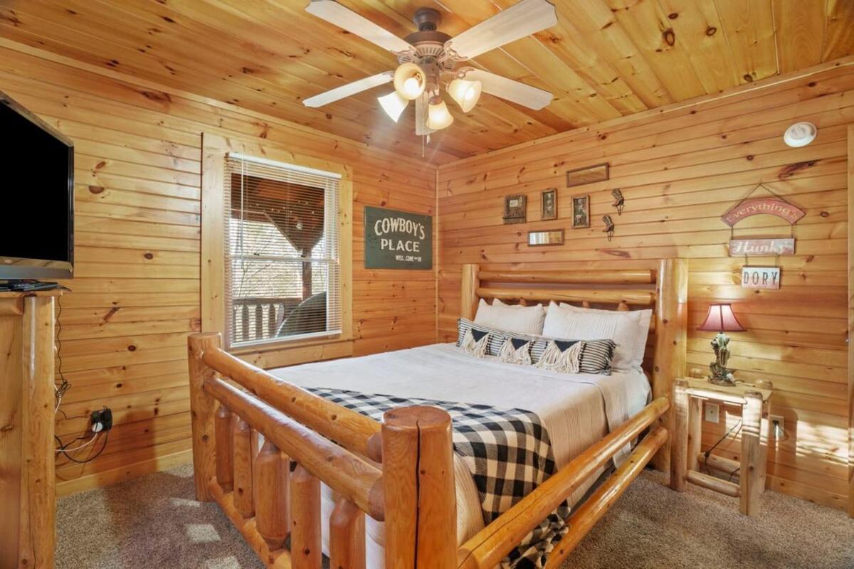 Stunning Mountain Cabin W Hot Tub ガトリンバーグ エクステリア 写真