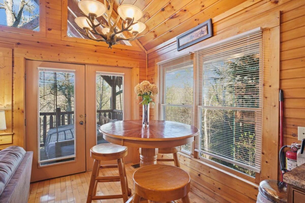 Stunning Mountain Cabin W Hot Tub ガトリンバーグ エクステリア 写真
