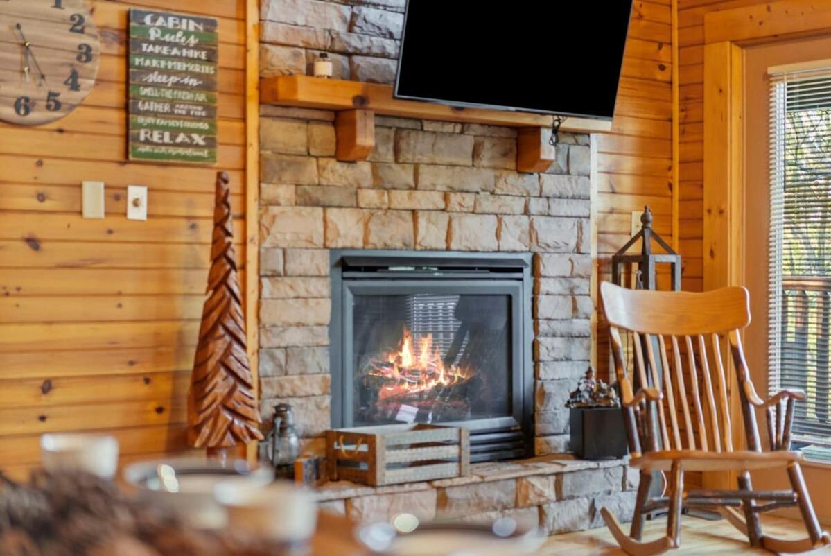 Stunning Mountain Cabin W Hot Tub ガトリンバーグ エクステリア 写真