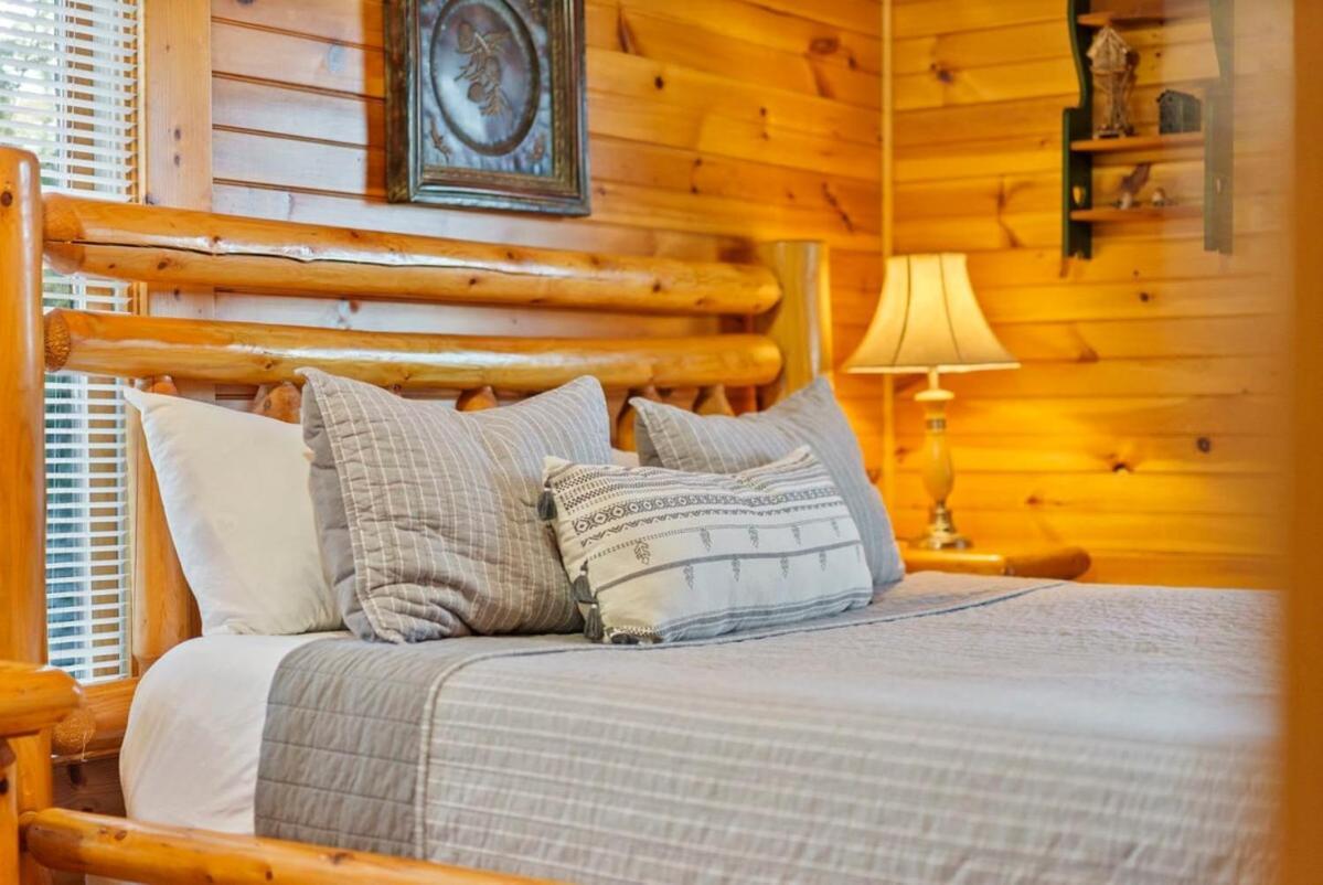 Stunning Mountain Cabin W Hot Tub ガトリンバーグ エクステリア 写真