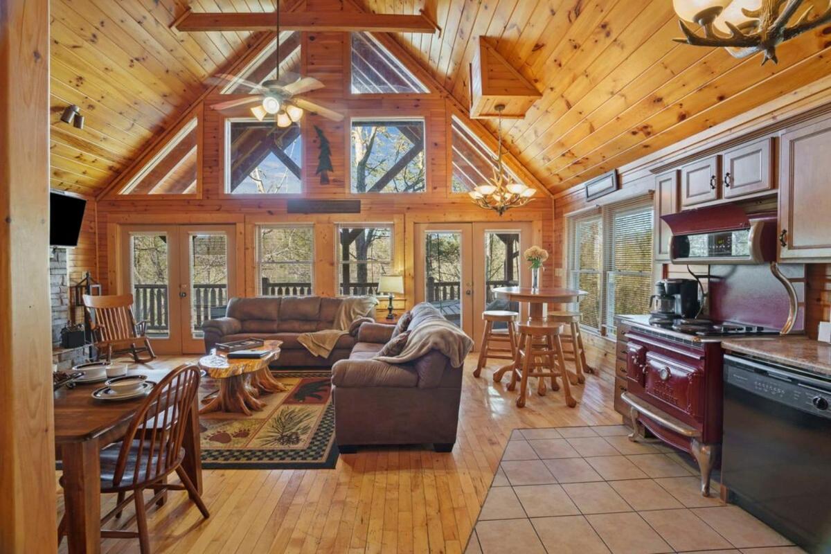 Stunning Mountain Cabin W Hot Tub ガトリンバーグ エクステリア 写真